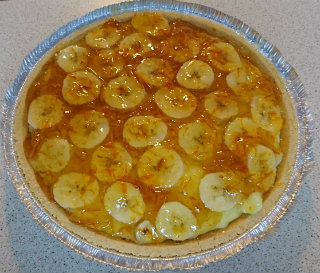 Pie with pudding and sliced bananas on top