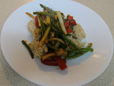 brown rice topped with chicken, cabbage, fennel strips, and red pepper strips